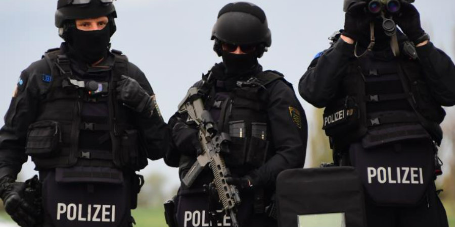 Ένας ύποπτος συνελήφθη, δύο διαφεύγουν μετά την αιματηρή επίθεση με δύο νεκρούς στη Γερμανία